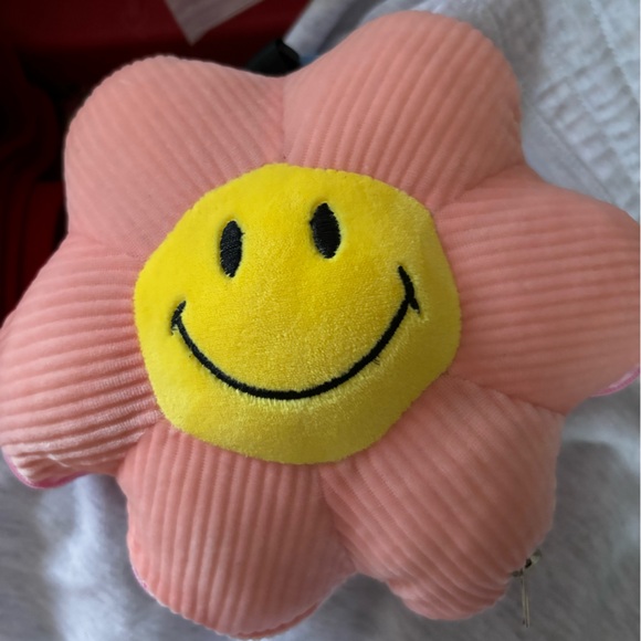 Sold! ☘️Travel pillow and eye mask. Zip up when not in use and clip to your bag. - Picture 1 of 3